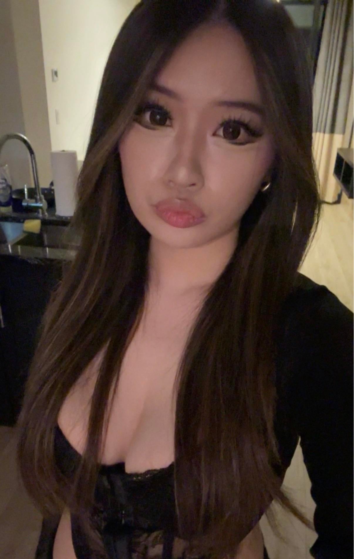 Toronto abg loves showing off her tits - Image 2