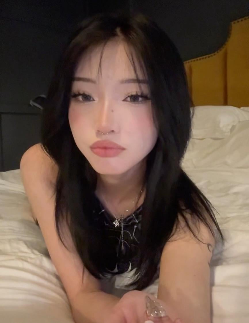 Dm to chat!? (not her) - Preview