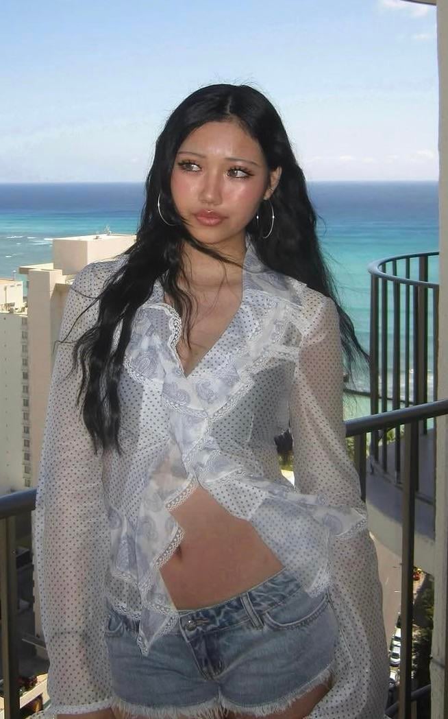 Sexy and she knows it - Image 2